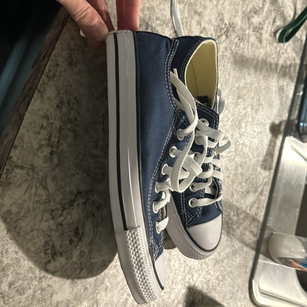 Converse navy low top 7.5 women’s